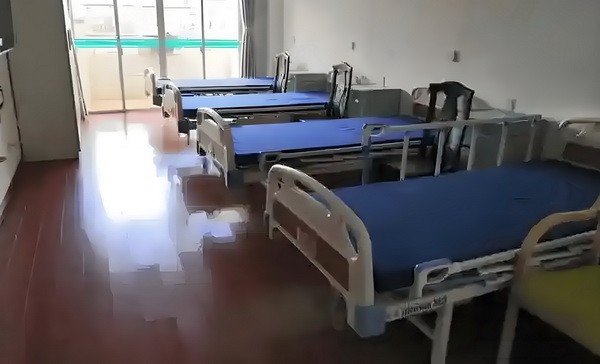 姜文被困在一个什么东西里